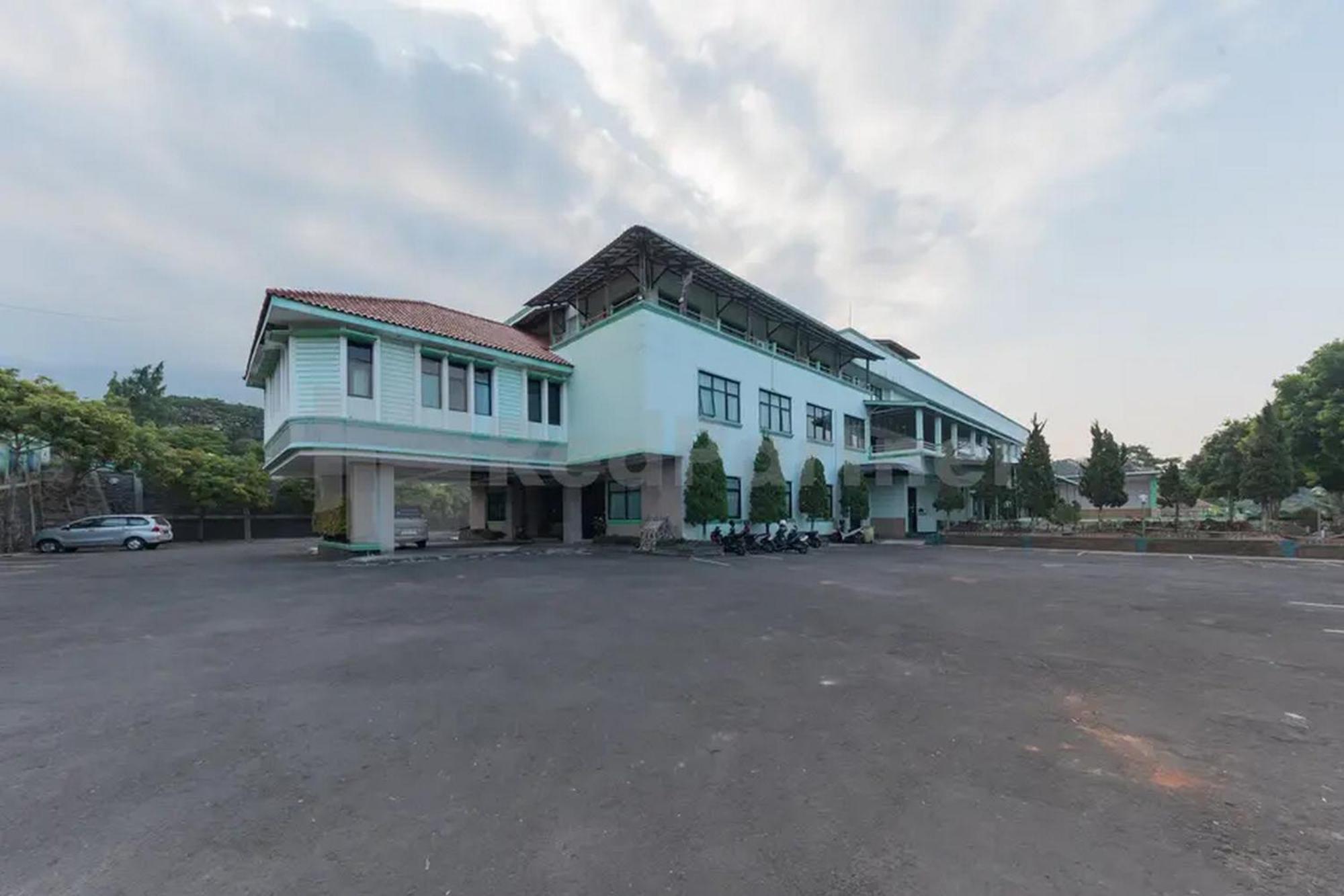 Hotel Ayong Linggarjati Kuningan Mitra Reddoorz 外观 照片